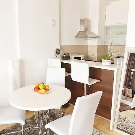 3 Bedroom Square 公寓 *