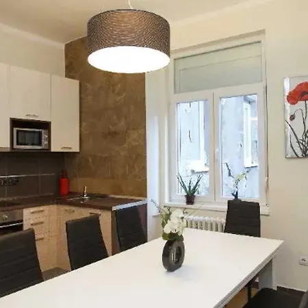 3 Bedroom Square *